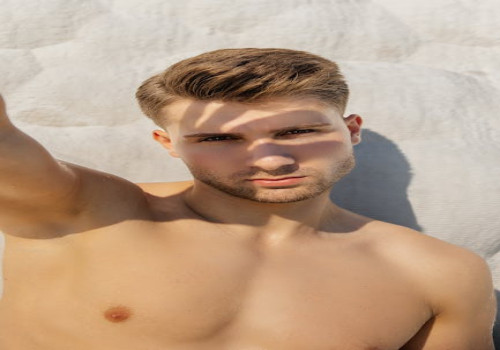 Wat is de betekenis van de uitdrukking ‘de pot verwijt de ketel dat hij zwart ziet’?